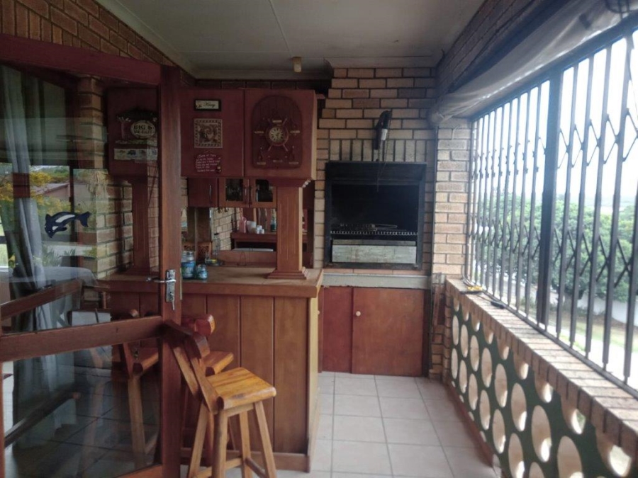 6 Bedroom Property for Sale in Paradise Beach Eastern Cape